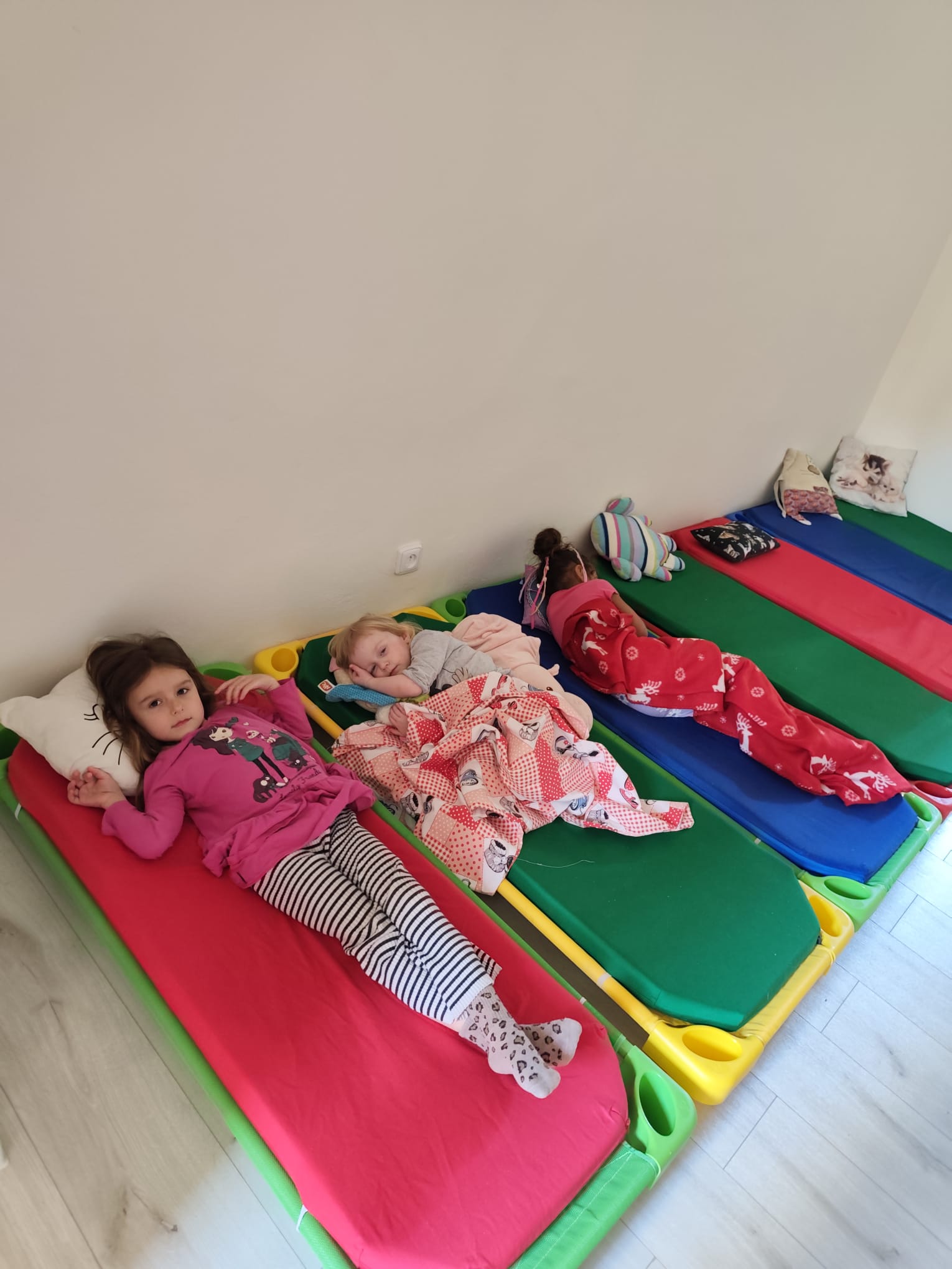 Odpočinek po obědě na barevných lehátkách