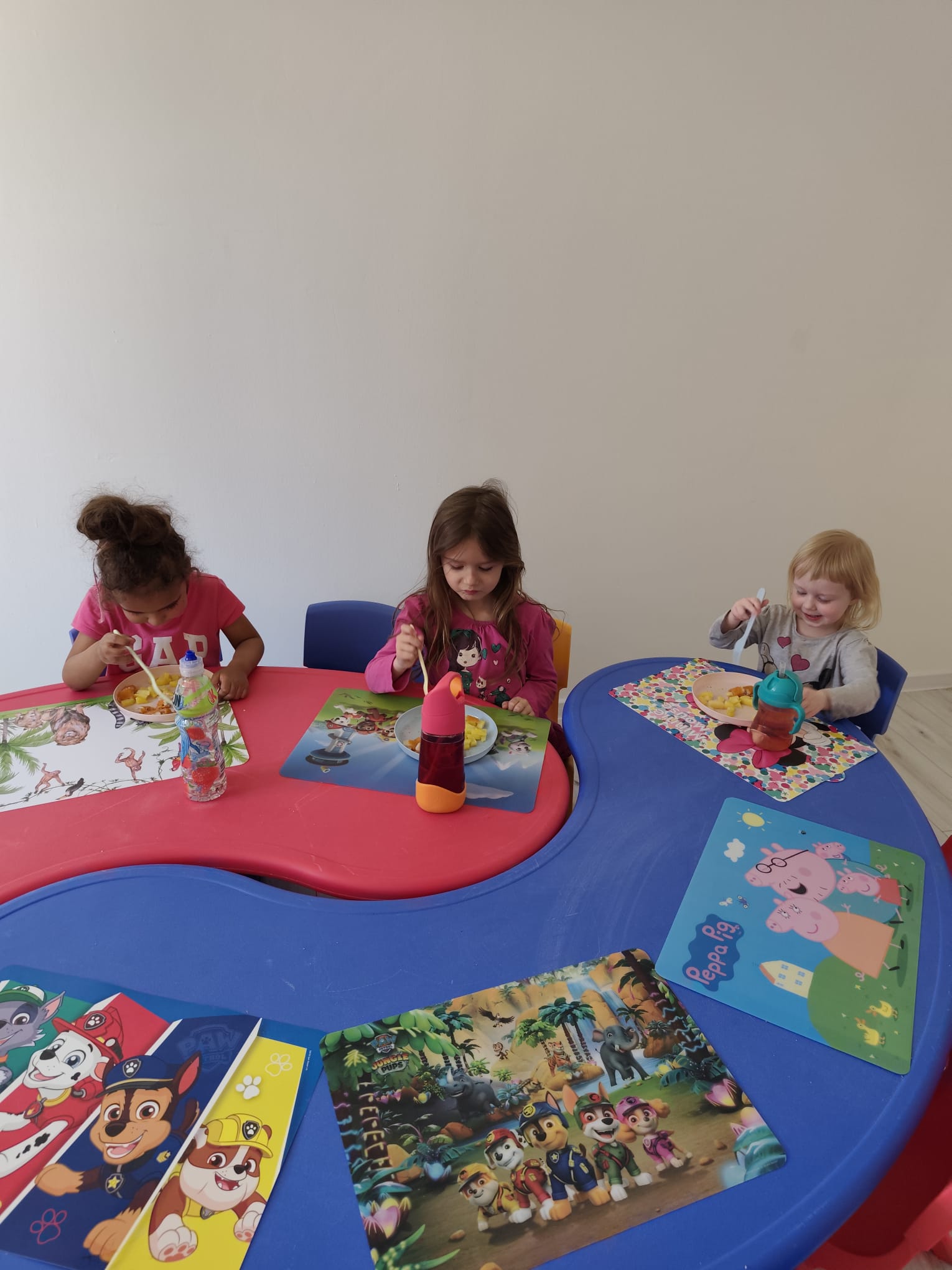 Děti u stolečku při tvořivé činnosti