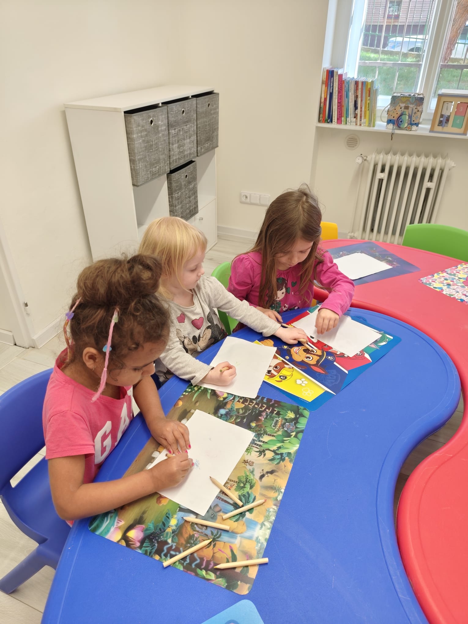 Děti kreslí a malují u stolečku