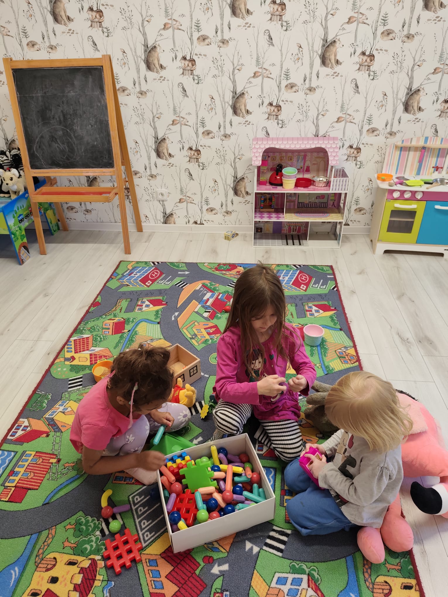 Děti si hrají v herně s hračkami