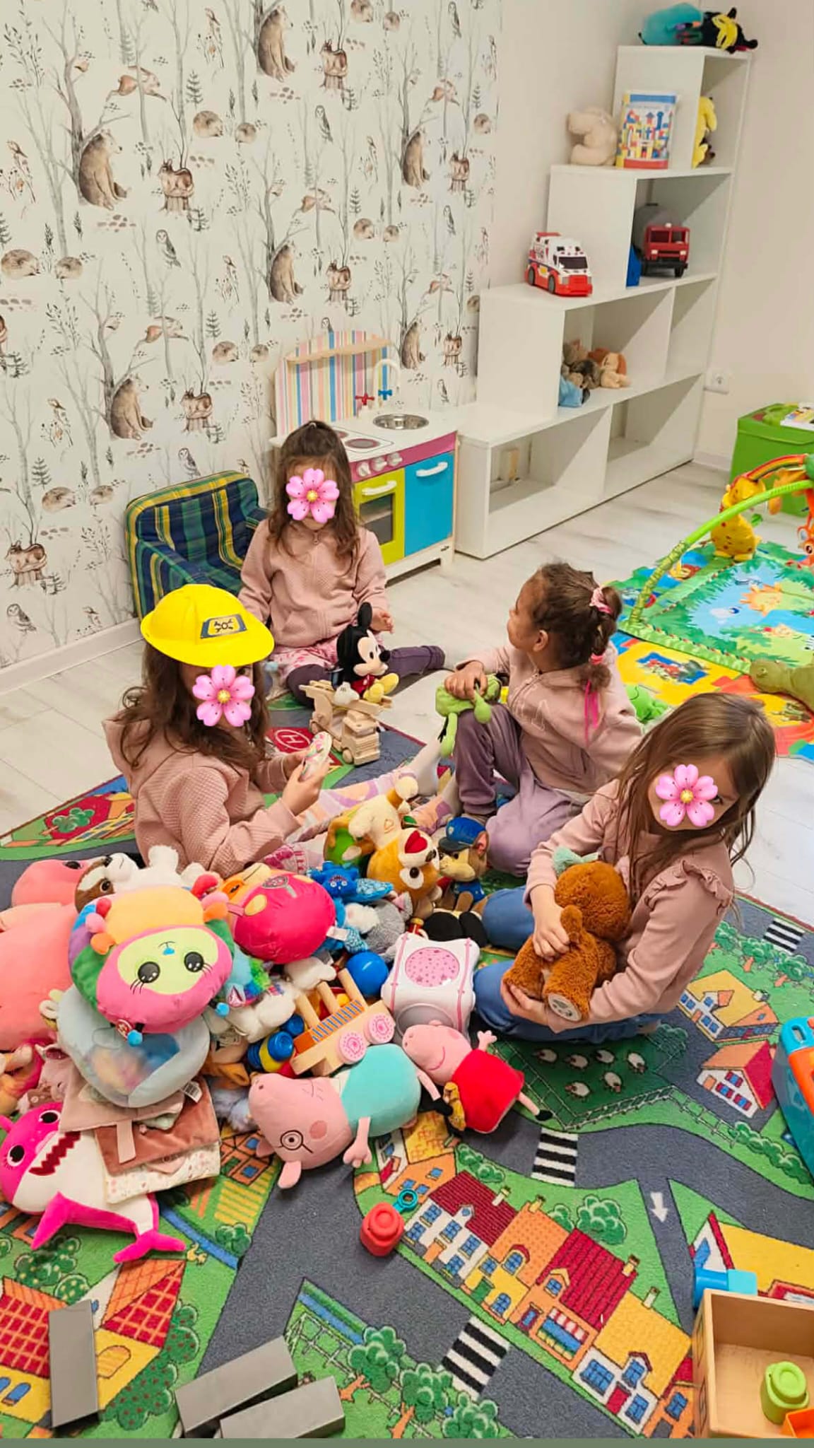 Děti při společné hře s plyšáky