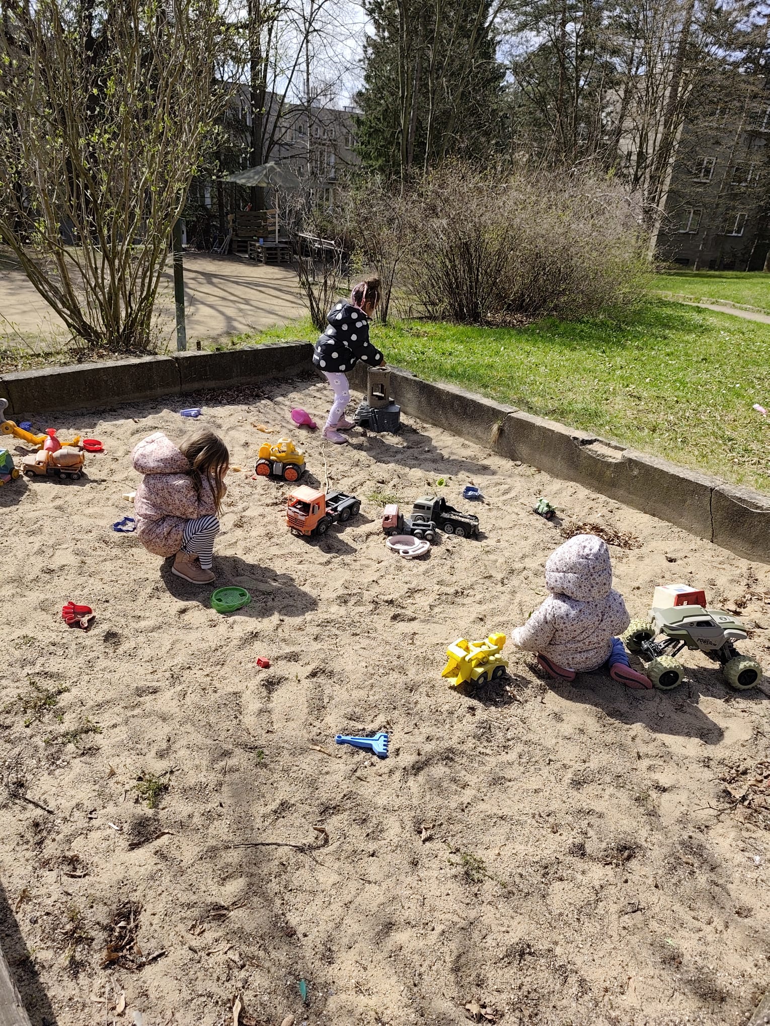 Děti na pískovišti venku